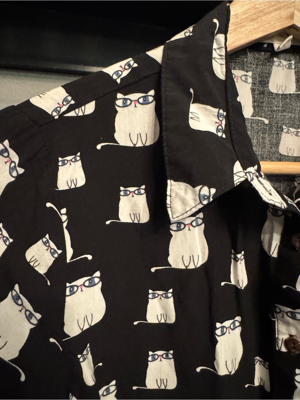 Black Short-Sleeve Cropped Button-Up Shirt with Cat Print 😻🖤 - Picture 3 of 8